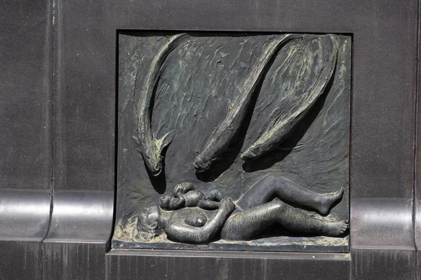 Oslo Norway - 22 june 2019: Relief of woman with baby and three fish on wall of Fountain in Vigeland Park — Stock Photo, Image