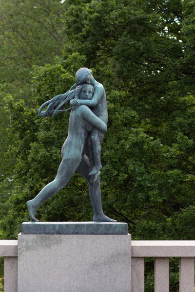 Oslo Noorwegen-22 juni 2019: sculptuur van vrouw knuffelen kind in Vigeland Park — Stockfoto
