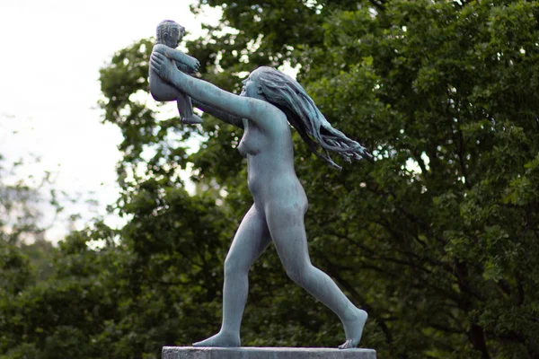 Oslo Norge-22 juni 2019: skulptur av kvinnan som håller barn upp till Sky in Vigeland parkerar — Stockfoto
