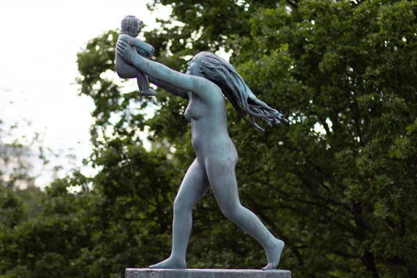 Oslo Norveç - 22 Haziran 2019: Vigeland Park'ta çocuğu gökyüzüne tutan kadın heykeli