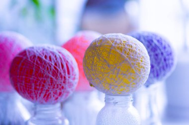 Dekorasyon için iplik topları olmak için kuruyan çok renkli balonlar