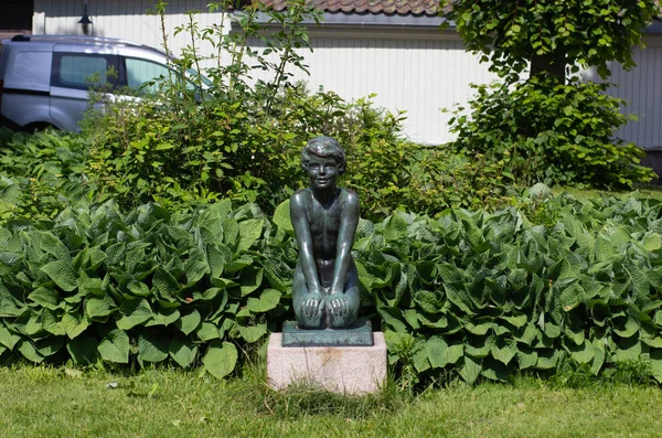 Estatua de la niña sentada de rodillas en el casco antiguo de Fredrikstad Noruega — Foto de Stock