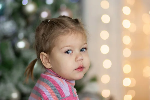 Retrato de menina no fundo iluminado borrado — Fotografia de Stock