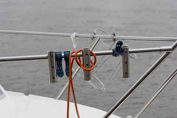 Специальные голубые булавки на борту яхты — стоковое фото