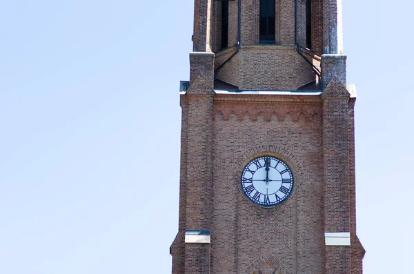 Twaalf uur klok op Fredrikstad kathedraal in Noorwegen — Stockfoto