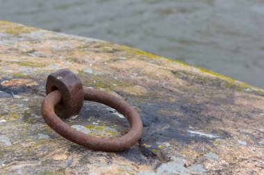 Fredrikstad Norveç'te ada Isegran üzerinde taş antik metal sapı