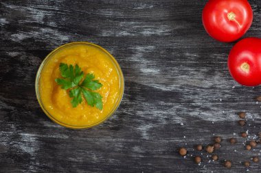 Kabak havyar ve domates siyah arka plan üzerinde