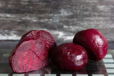 Siyah arka planda pişmiş soyulmuş pancar kökleri