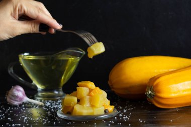 Siyah arka planda kesilmiş pişmiş kabak