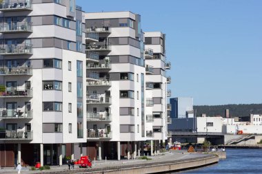 Fredrikstad / Norveç - 17 Haziran 2019 : Glomma Nehri ve köprüden yeni beyaz evler görünümü