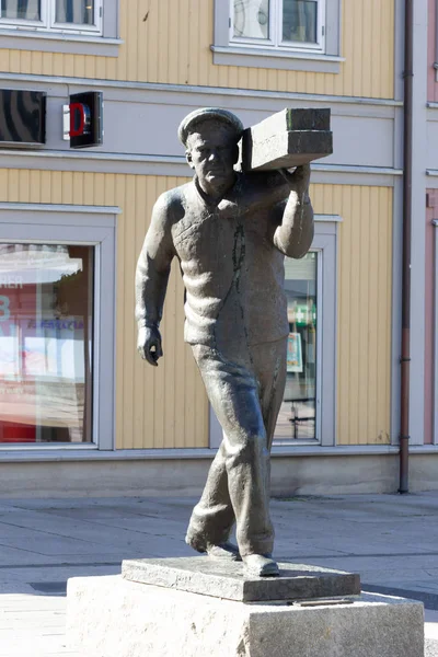 Fredrikstad / Noruega - 17 de junio de 2019: escultura portadora de tablones en la plaza central — Foto de Stock