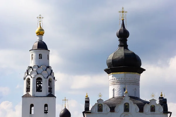 Mavi gökyüzünde Sviyazhsk Rus kiliselerin Kubbeler