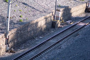 Tek yönlü demiryolunun yan görünümü