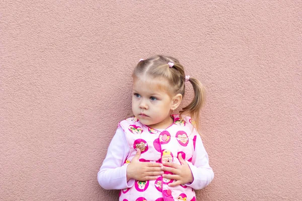 Retrato de niña sin emociones en el fondo rosa mirando a un lado —  Fotos de Stock