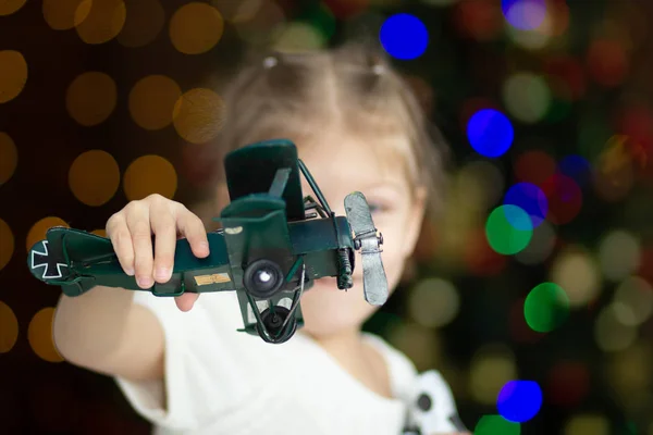 Plano de brinquedo na mão da criança — Fotografia de Stock