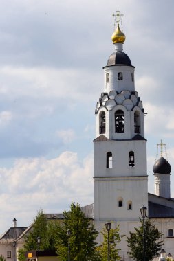 Mavi gökyüzünde Sviyazhsk 'taki Rus kilisesinin kubbesi