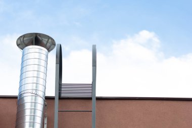 Bina duvarında ve çatıya çıkan merdivenlerde ki tin boru