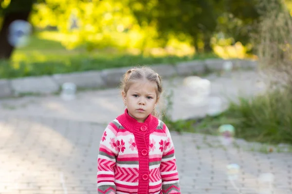 Pensando bambina nel parco estivo — Foto Stock