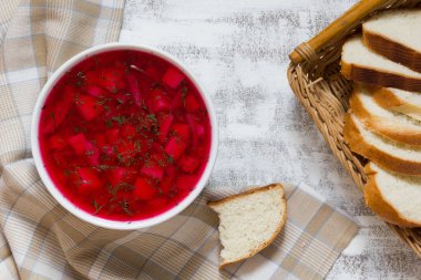 Pancar çorbasının beyaz arka planda beyaz kasede üst görüntüsü