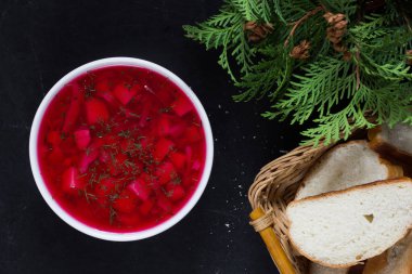 Pancar çorbasının siyah arka planda beyaz kasede üst görüntüsü