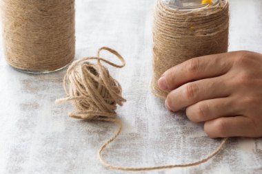 Beyaz arka planda sicimle sarılı şişeler