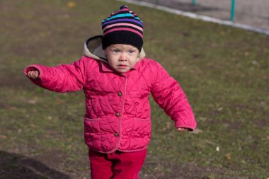 Çocuk parkında koşan komik küçük solungaç.