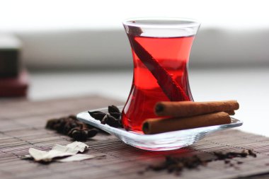 Tarçın çubukları, karanfiller, badyan ve defne yapraklı Ruby carcade çayı
