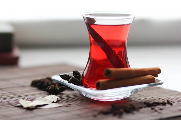 Tarçın çubukları, karanfiller, badyan ve defne yapraklı Ruby carcade çayı