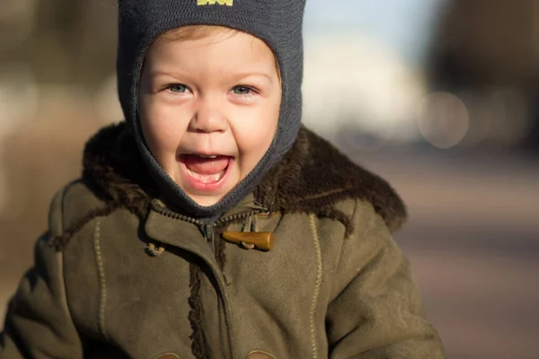 Ritratto di bambina felice e divertente con la bocca aperta che guarda la macchina fotografica all'aperto — Foto Stock