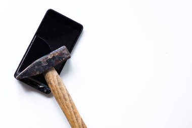 Beyaz arkaplan ve çekiç üzerinde kırık dokunmatik cep telefonu