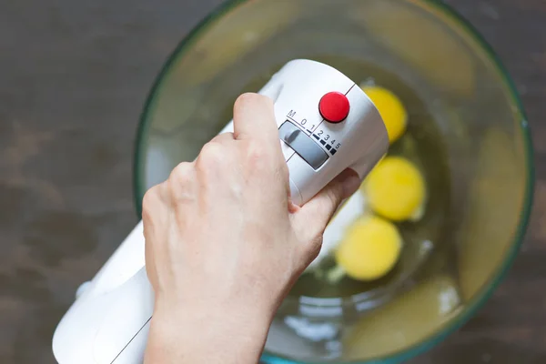 Mezclador de mano de mujer en tazón de vidrio con azúcar y huevos batiendo —  Fotos de Stock