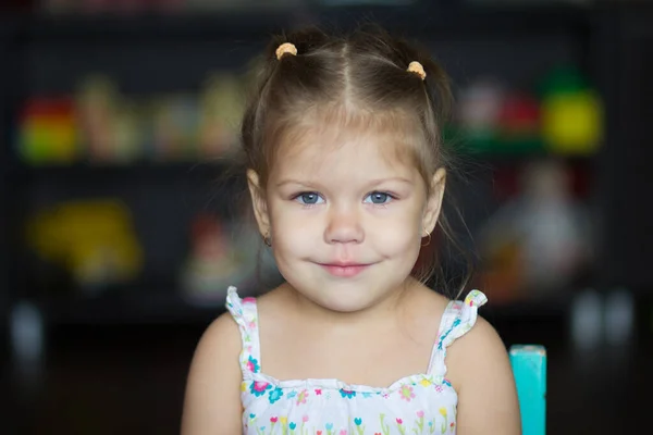 Portrait of cute little girl looking at camera — Stock Photo, Image