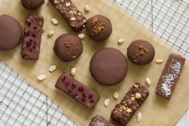 El yapımı kağıt ve ızgarada ev yapımı çikolatalı turtalar ve tatlılar.