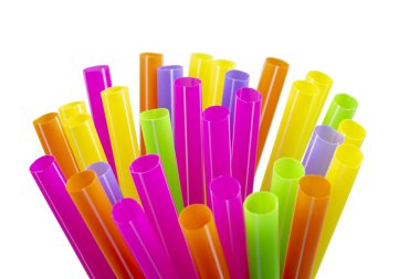 Çok renkli plastik beyaz arka plan üzerinde hasır.