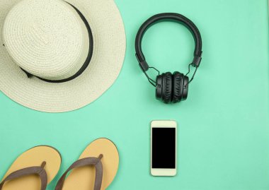 Yeşil arka plan üzerinde seyahat aksesuarları. Düz yatıyordu.