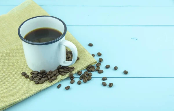 Tasse Kaffee Mit Kaffeebohnen Auf Blauem Hintergrund — Stockfoto