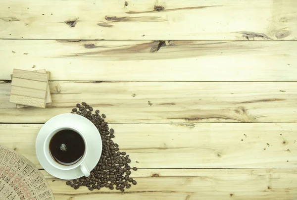 Tasse Kaffee Mit Kaffeebohnen Auf Holz Hintergrund — Stockfoto