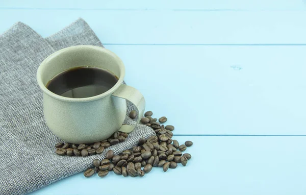 Tasse Kaffee Mit Kaffeebohnen Auf Blauem Hintergrund — Stockfoto