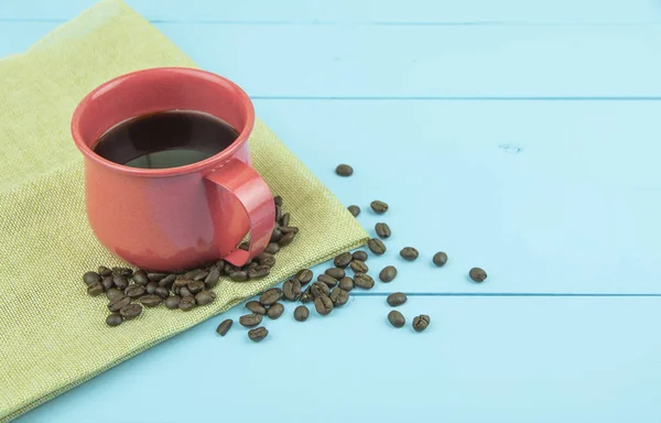Tasse Kaffee Mit Kaffeebohnen Auf Blauem Hintergrund — Stockfoto