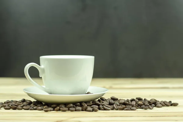 Tasse Kaffee Mit Kaffeebohnen Auf Holz Hintergrund — Stockfoto