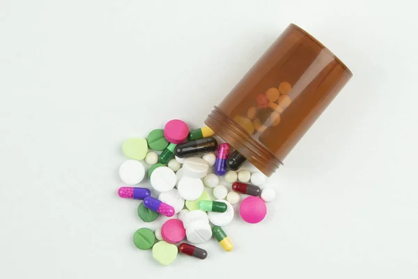 Antibiyotikler, ateş düşürücüler, tablet, kapsül, ilaç.