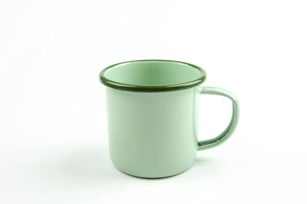 白い背景の上の緑のブリキのカップ — ストック写真