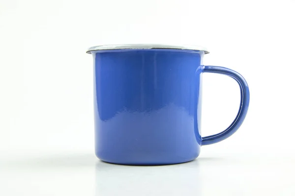 白い背景の青いブリキのコップ — ストック写真