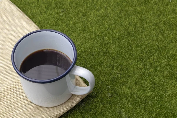 Kaffee Weißer Blechtasse Auf Gras Hintergrund — Stockfoto