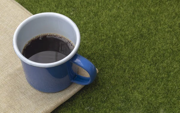Kaffee Blauer Blechtasse Auf Grashintergrund — Stockfoto