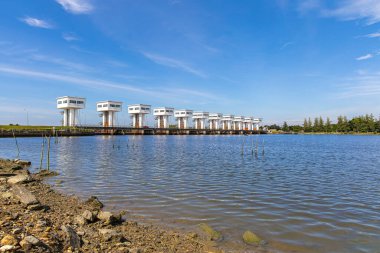 Uthokawiphatprasit Watergate, Pak Phanang, Nakhon Si Thammarat Dam Projesi 'ndeki mavi gökyüzü Tayland Kralı tarafından özellikle onaylanmış bir projedir..