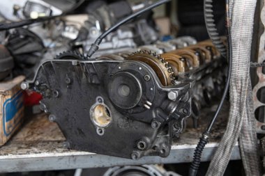 Garaj atölyesinin rafındaki eski silindir kafasını kapat..