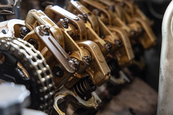 Arabanın Rehber Valf Asansörü ve Camshaft motorunu kapat.