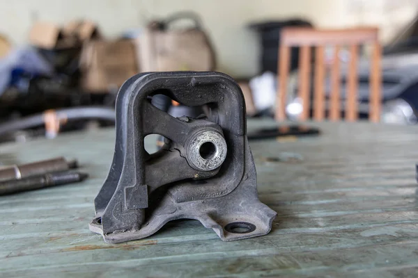 Masa arkasında araçları olan eski kauçuk motor bağlantısı. 