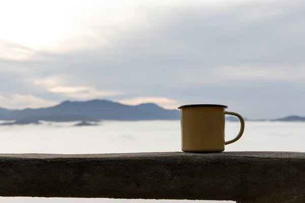 Schließen Sie Eine Gelbe Blechtasse Heißen Kaffee Mit Nebel Auf — Stockfoto